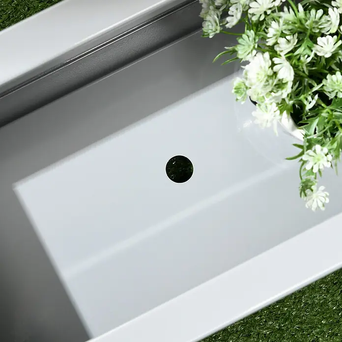Outsunny Pflanzkübel eckig - Außenmaß (L x B x H): 91 x 22 x 22 cm, Stahl, Grau - Hellgrauer rechteckiger Pflanzkübel mit Abflussloch, darin eine kleine weiß blühende Pflanze.