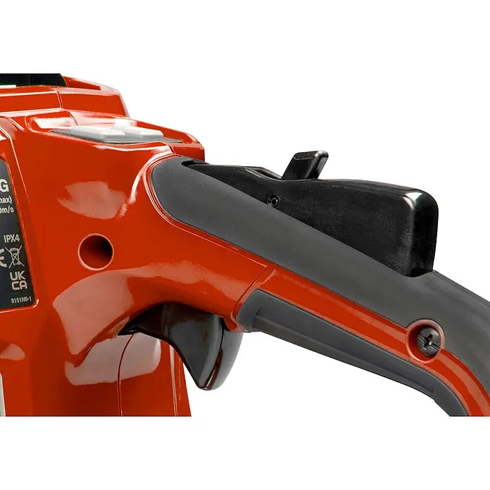 Makita XGT 40V max. Akku-Kettensäge UC030GZ03 - 40 V, Ohne Akku, Schwertlänge: 50 cm - Roter und schwarzer Werkzeuggriff mit Abzug und Sicherheitsschalter.
