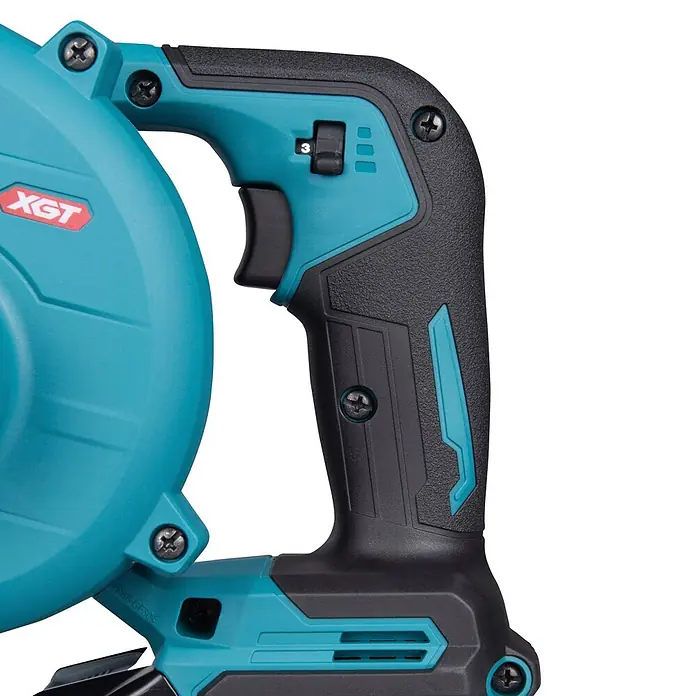 Makita XGT 40V max. Akku-Gebläse UB002GZ01 - 40 V, Ohne Akku, Blasgeschwindigkeit: 99 m/s - Nahaufnahme des türkis-schwarzen Griffs eines Elektrowerkzeugs mit strukturierter Oberfläche, Abzug und Geschwindigkeitsregler.
