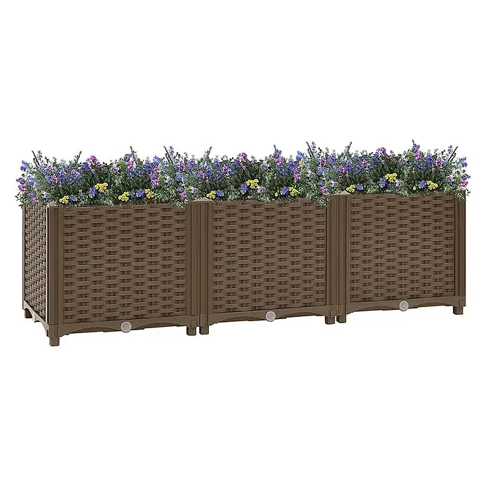 Furnicato Hochbeet - 120 x 40 x 38 cm, Kunststoff, Braun - Braunes, modular aufgebautes Pflanzgefäß in Rattan-Optik, gefüllt mit lila, blauen und gelben Blumen.