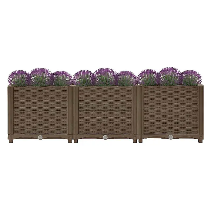 Furnicato Hochbeet - 120 x 40 x 38 cm, Kunststoff, Braun - Drei braune Pflanzkästen im Rattan-Stil mit lila künstlichen Lavendelpflanzen.