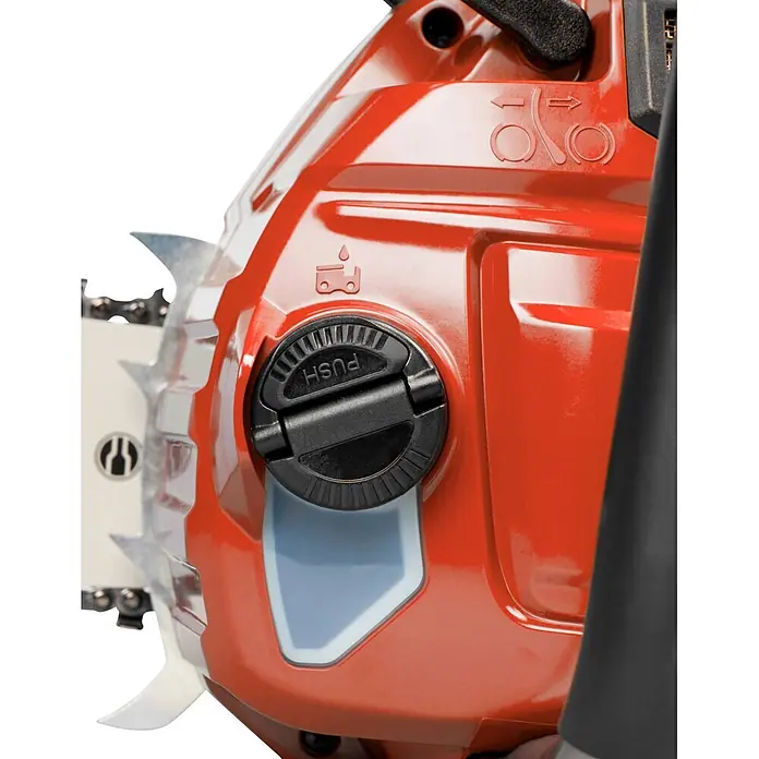 Makita XGT 40V max. Akku-Kettensäge UC030GZ03 - 40 V, Ohne Akku, Schwertlänge: 50 cm - Nahaufnahme eines leuchtend orangefarbenen Kettensägengehäuses mit Tankdeckel ("PUSH") und Funktionssymbolen.