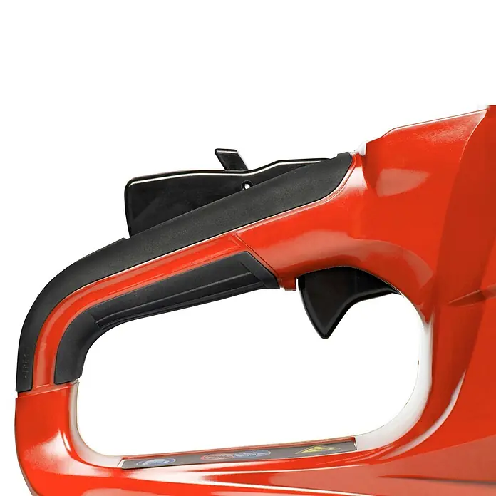 Makita XGT 40V max. Akku-Kettensäge UC030GZ03 - 40 V, Ohne Akku, Schwertlänge: 50 cm - Ergonomischer rot-schwarzer Griff eines Elektrowerkzeugs mit schwarzem Abzug und Sicherheitsschalter.