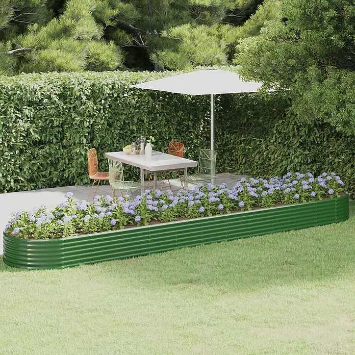 Furnicato Hochbeet - 507 x 507 x 36 cm, Stahl, Grün - Langes, grünes Hochbeet aus Wellblech mit lila Blumen, das eine Garten-Terrasse mit Essgarnitur und Sonnenschirm aufwertet.