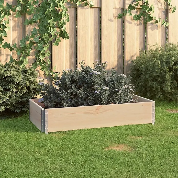 Furnicato Hochbeet - 100 x 50 x 19 cm, Holz, Braun - Helles Hochbeet aus Holz, mit Pflanzen gefüllt, auf Rasen im Garten.