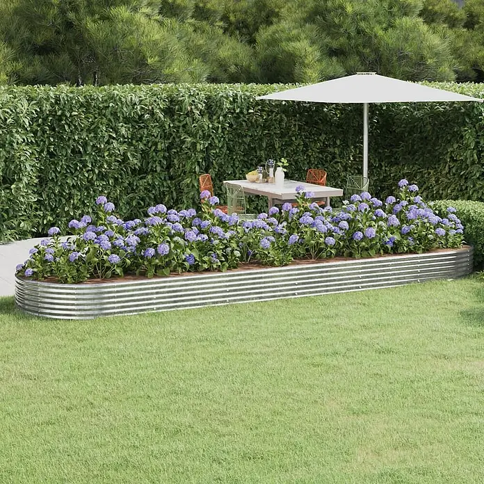 Furnicato Hochbeet - 523 x 140 x 36 cm, Stahl, Silber - Langes, gebogenes Hochbeet aus verzinktem Stahl, gefüllt mit leuchtend violetten Hortensien in einem Garten.