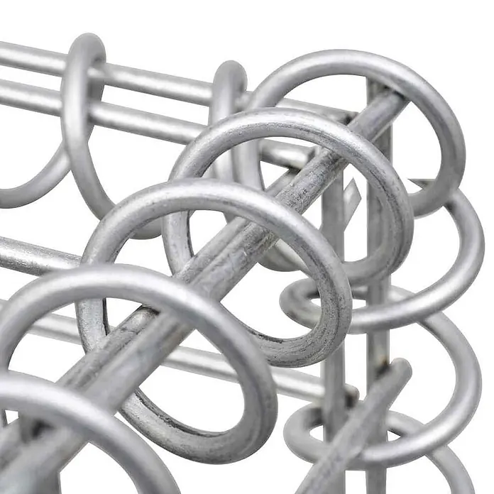 Furnicato Hochbeet - 90 x 540 x 50 cm, Stahl, Silber - Detail eines silberfarbenen Metallgestells, das verschlungene Rundstäbe mit einer strukturierten Oberfläche zeigt.