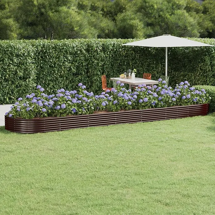 Furnicato Hochbeet - 600 x 140 x 36 cm, Stahl, Braun - Dunkelbraunes Hochbeet aus Wellblech, mit lila Blumen in einem Garten.