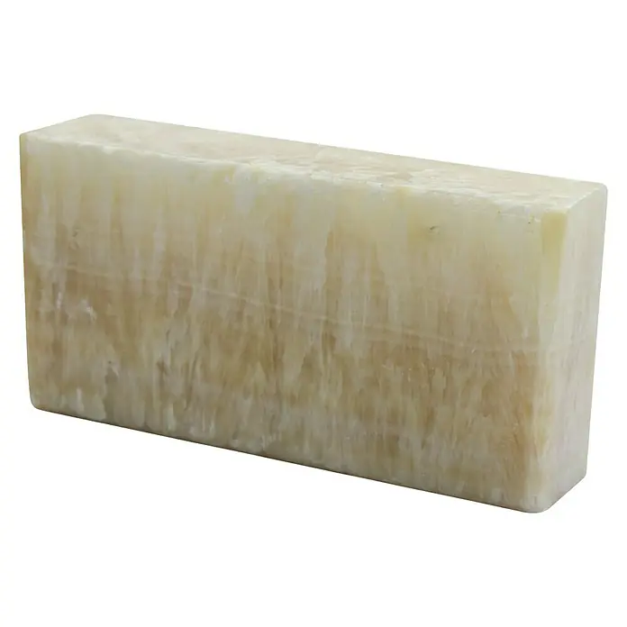 Fuchs Design Natursteinziegel Crystal Collection NatureTouch - Wooden Onyx, Poliert, 20 x 10 x 5 cm - Ein rechteckiger Block aus Alabaster mit einer weichen, cremefarbenen Textur, ideal für dekorative Zwecke.