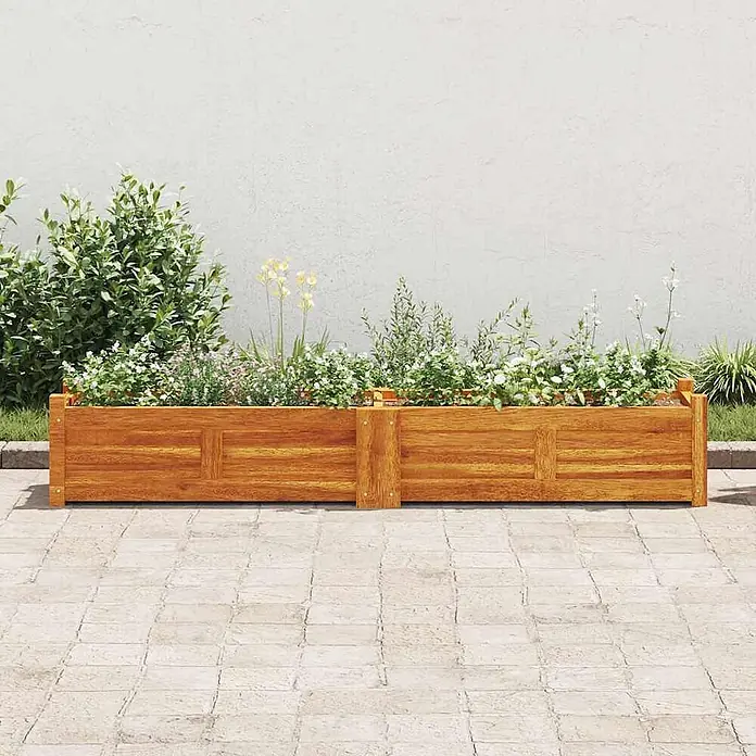 Furnicato Hochbeet Akazienholz geölt - 30 x 150 x 25 cm, Holz, Braun - Zwei hölzerne Gartenkübel gefüllt mit verschiedenen grünen Pflanzen und kleinen Blumen, nebeneinander.