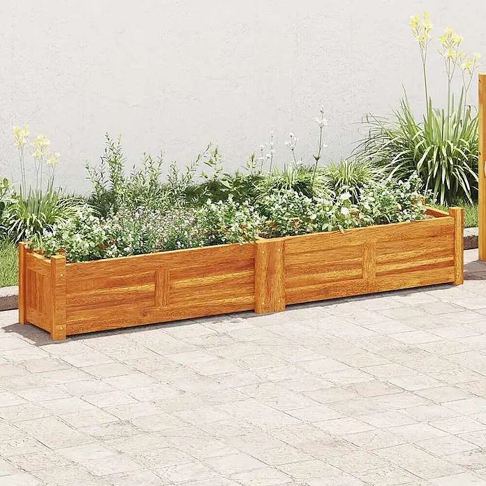Furnicato Hochbeet Akazienholz geölt - 30 x 150 x 25 cm, Holz, Braun - Lange hölzerne Pflanzkästen, gefüllt mit Grünpflanzen und bunten Blumen, auf einer gepflasterten Terrasse vor einer Wand für den Garten.