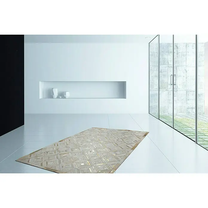 Kayoom Lederteppich DazzleElfenbein/Gold, 230 x 160 cm, 100 % Leder - Ein rechteckiger Teppich mit einem geometrischen Rautenmuster in Beige und Weiß liegt in einem modernen Raum.