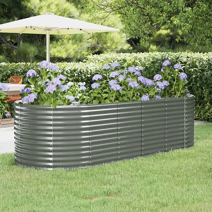 Furnicato Hochbeet - 249 x 100 x 68 cm, Stahl, Grau - Großes, graues Hochbeet aus verzinktem Stahl mit gebogener Vorderseite, gefüllt mit lila Hortensien im Garten.