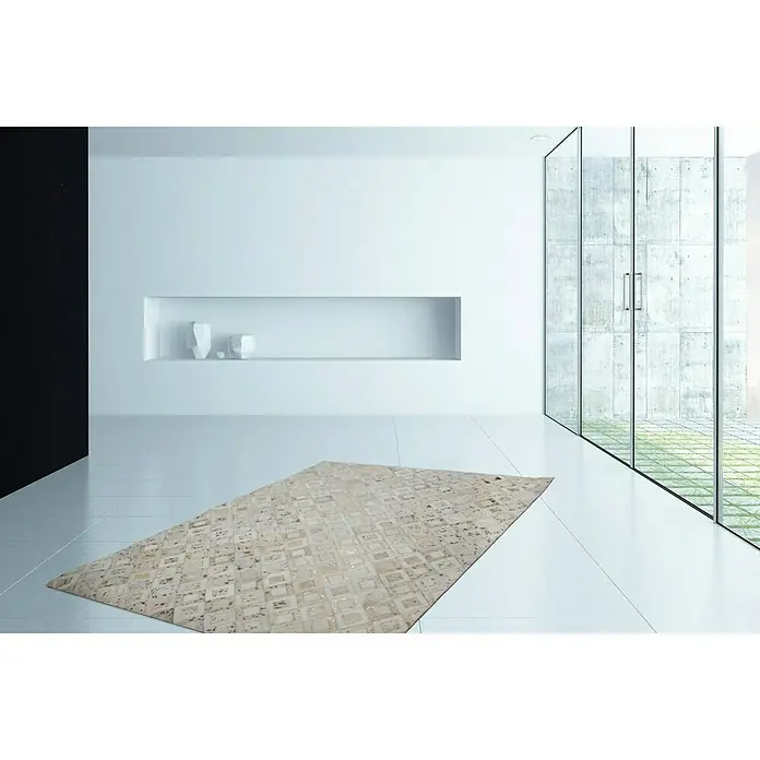 Kayoom Lederteppich Dazzle 100 - Elfenbein/Chrom, 230 x 160 cm, 100 % Leder - Ein stilvoller Teppich mit geometrischem Muster liegt in einem modernen, hellen Raum. Das Design des Teppichs ergänzt das minimalistische Interieur perfekt.