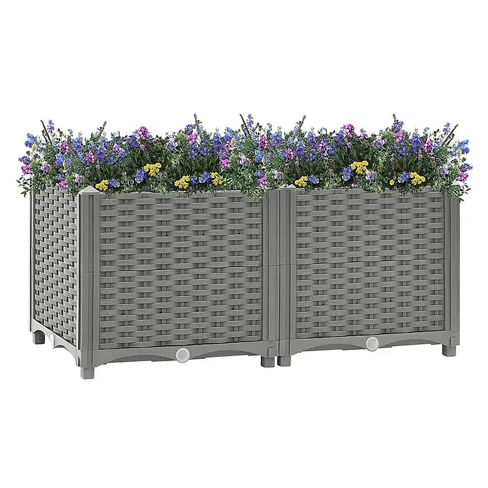 Furnicato Hochbeet - 80 x 40 x 38 cm, Kunststoff, Hellgrau - Grau geflochtenes Hochbeet mit lila, blauen und gelben Blumen.