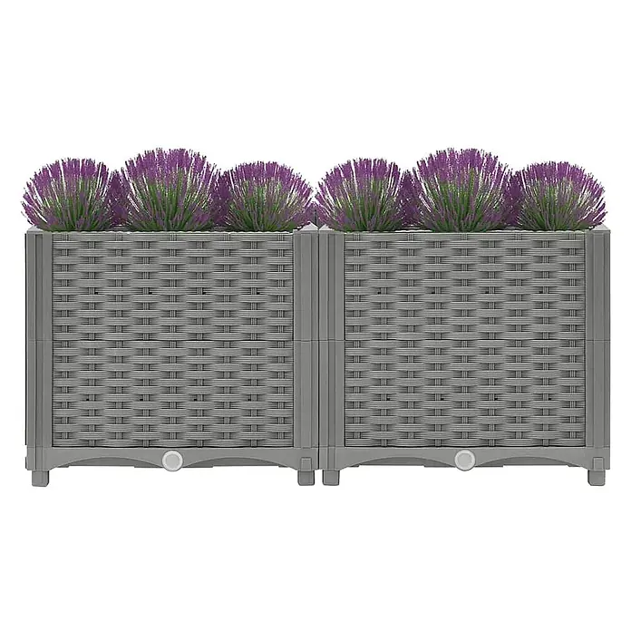 Furnicato Hochbeet - 80 x 40 x 38 cm, Kunststoff, Hellgrau - Zwei graue modulare Pflanzgefäße in Rattan-Optik mit violetten Kunstpflanzen.