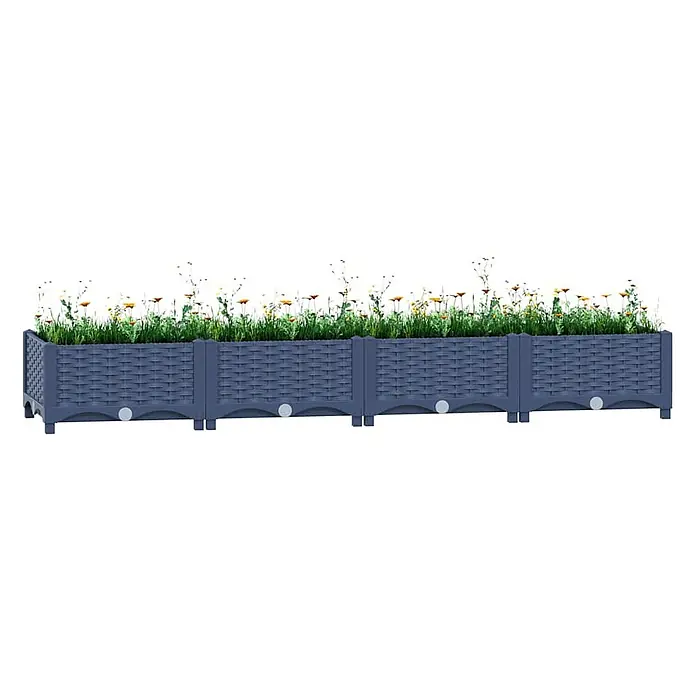 Furnicato Hochbeet - 40 x 160 x 23 cm, Kunststoff, Blaugrau - Lange, modulare dunkelgraue Pflanzbox im Rattan-Stil mit grünen Pflanzen und kleinen orangefarbenen Blüten.