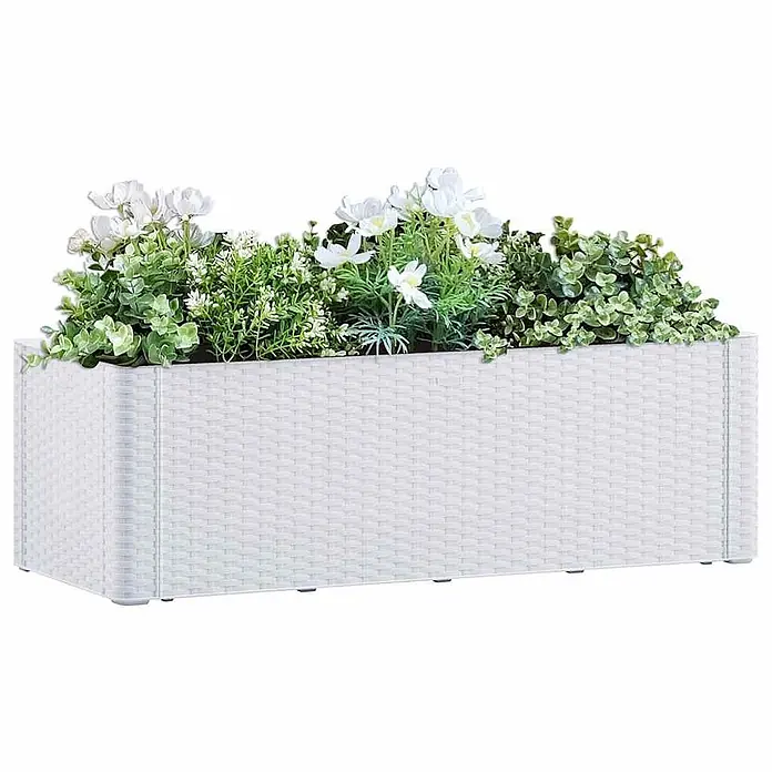 Furnicato Hochbeet - 43 x 100 x 33 cm, Kunststoff, Weiß - Weißer Rattan-Pflanzkasten gefüllt mit grünen Kunstpflanzen und weißen Blumen.