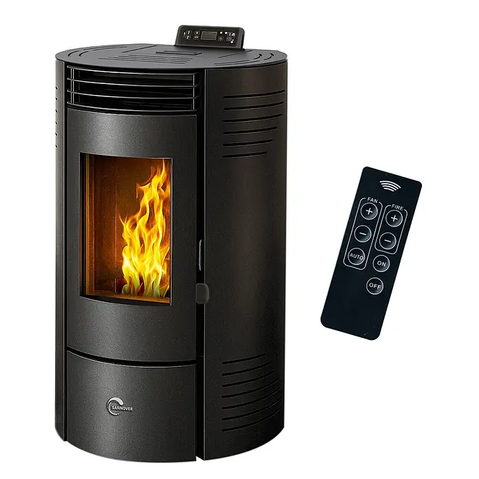 Sannover Pelletofen Azora 11,6 kW Schwarz - 11,6 kW, Raumheizvermögen: 240 m³, 1,8 kg/h, Farbe Verkleidung: Schwarz - Schwarzer Pelletofen mit brennender Flamme hinter Glas und einer Fernbedienung für Gebläse- und Flammeneinstellungen.