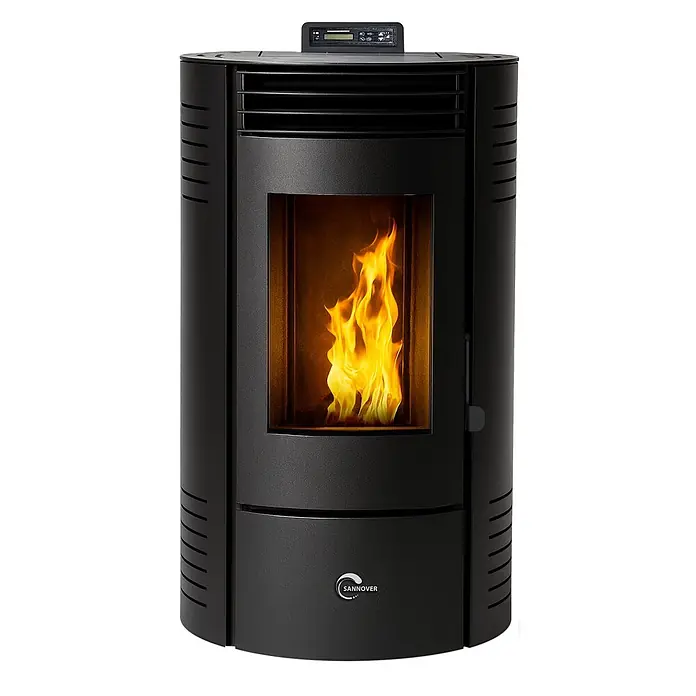 Sannover Pelletofen Azora 11,6 kW Schwarz - 11,6 kW, Raumheizvermögen: 240 m³, 1,8 kg/h, Farbe Verkleidung: Schwarz - Schwarzer Metall-Pelletofen mit großer Glastür und heller Flamme.