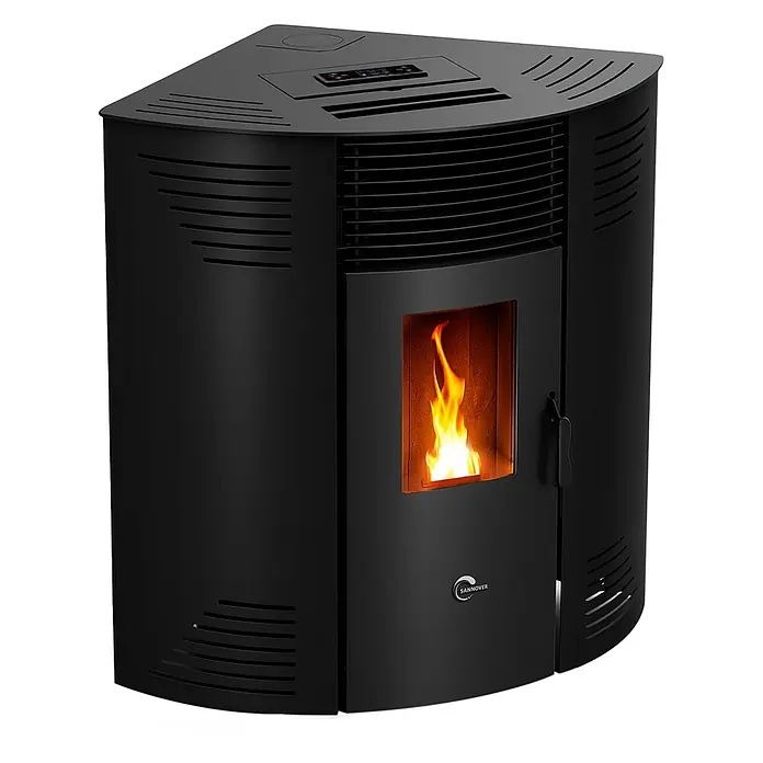 Sannover Pelletofen Iseos 12,2 kW Schwarz - 12,2 kW, Raumheizvermögen: 300 m³, 2,4 kg/h, Farbe Verkleidung: Schwarz - Schwarzer Metall-Eckpelletofen mit sichtbarer Flamme und Bedienfeld oben.