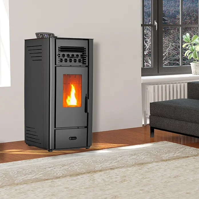 Sannover Pelletofen Anita 11,6 kW Schwarz - 10 kW, Raumheizvermögen: 240 m³, 2,2 kg/h, Farbe Verkleidung: Schwarz - Dunkelgrauer Pelletofen mit brennender Flamme, heizt einen Raum.