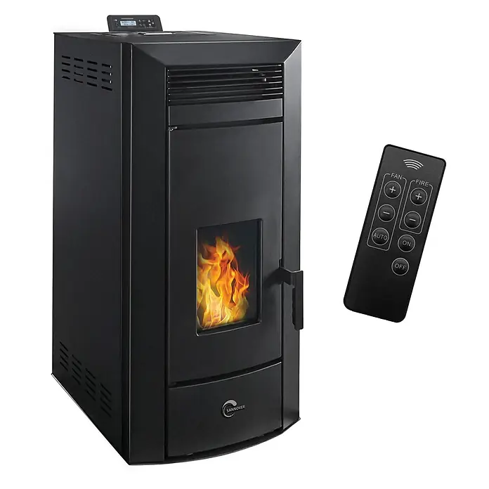 Sannover Pelletofen - 22,7 kW, Raumheizvermögen: 530 m³, 3,6 kg/h, Farbe Verkleidung: Schwarz - Schwarzer Pelletofen mit Sichtfenster und Flammen, zusammen mit einer schwarzen Fernbedienung.
