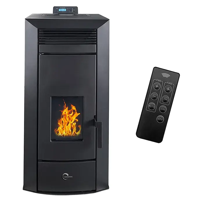 Sannover Pelletofen - 22,7 kW, Raumheizvermögen: 530 m³, 3,6 kg/h, Farbe Verkleidung: Schwarz - Schwarzer Pelletofen mit sichtbarer Flamme und passender Fernbedienung.