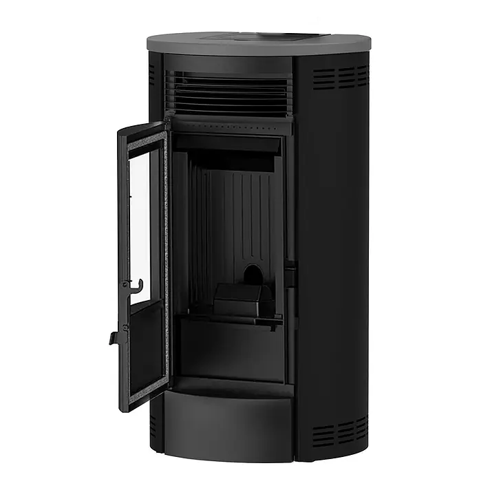 Sannover Pelletofen Pelletofen Flavia 9,5 kW Schwarz - 11,6 kW, Raumheizvermögen: 240 m³, 1,8 kg/h, Farbe Verkleidung: Schwarz - Schwarzer Pelletofen mit offener Tür, die den Innenraum zeigt, und einer grauen Oberseite.