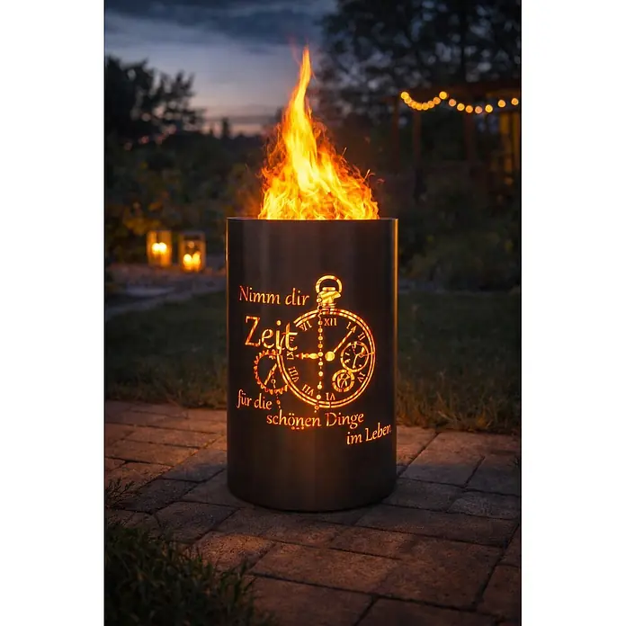 TiKo-Design Holzkohlegrill Feuertonne-Zeit - Grau - Dunkle Metallfeuersäule mit Feuer, mit einem leuchtenden Ausschnittdesign einer Uhr und dem Text "Nimm dir Zeit für die schönen Dinge im Leben".