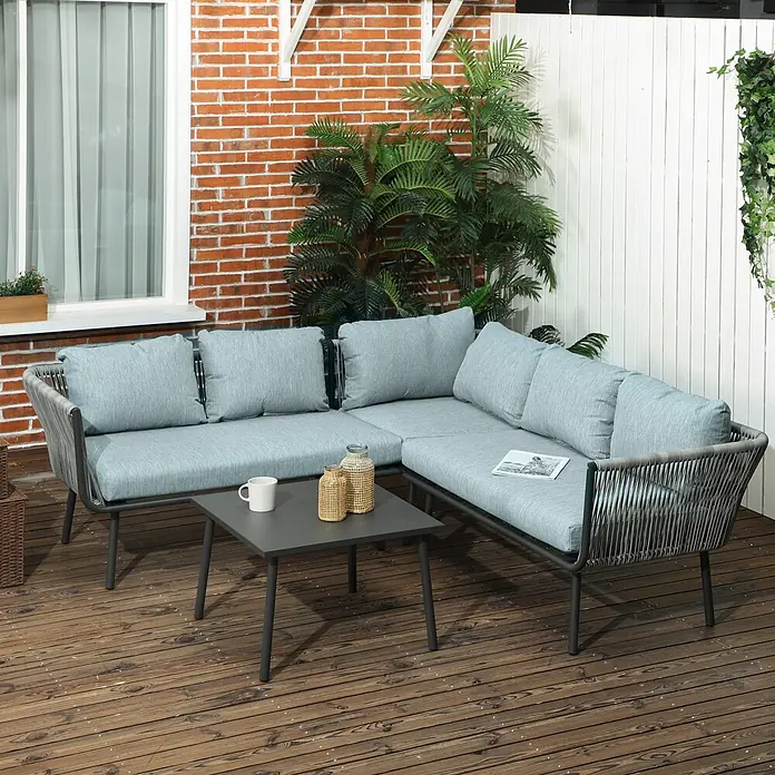 Outsunny Loungemöbel-Set 3-teilig, mit Tisch - 4 -tlg., Aluminium, Polyethylen, Polyester, Sitzkissen, Schwarz, Grau, Blau - Graues geflochtenes Outdoor-Ecksofa mit hellblauen Kissen und dunkelgrauem Couchtisch auf einer Holzterrasse.