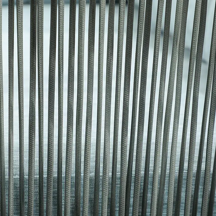 Outsunny Loungemöbel-Set 3-teilig, mit Tisch - 4 -tlg., Aluminium, Polyethylen, Polyester, Sitzkissen, Schwarz, Grau, Blau - Vertikale dunkelgraue geflochtene Kordeln bilden einen Sichtschutz oder ein Dekoelement.