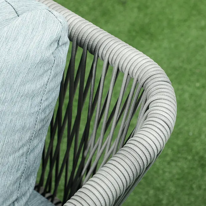 Outsunny Loungemöbel-Set 3-teilig, mit Tisch - 4 -tlg., Aluminium, Polyethylen, Polyester, Sitzkissen, Schwarz, Grau, Blau - Nahaufnahme eines Outdoor-Stuhls mit hellblauem Stoffkissen und grauer geflochtener Rückenlehne.