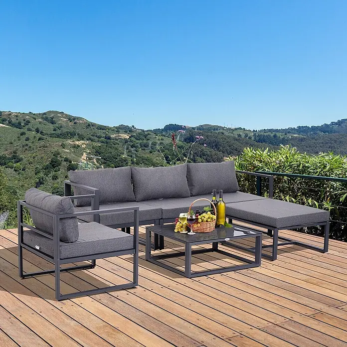 Outsunny Loungemöbel-Set mit Tisch - 6 -tlg., Aluminium, Polyester, Hartglas, mit Abnehm- und Waschbaren Kissenbezügen, Grau - Graues Outdoor-Sofa-Set mit Sessel und Couchtisch auf Holzdeck vor Bergkulisse.
