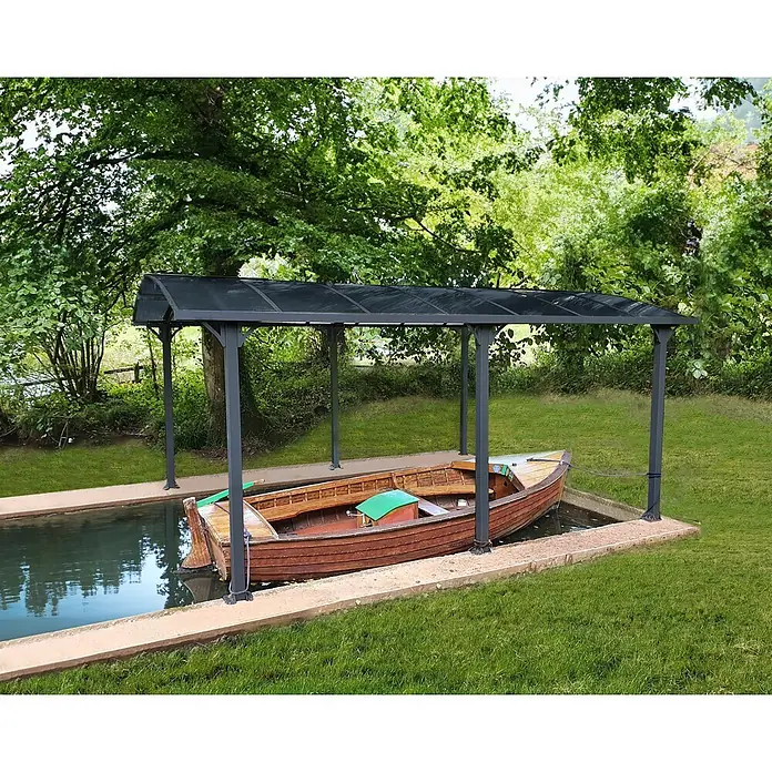 Palram – Canopia Carport Arcadia - Medidas ext. (An x Pr): 3,59 x 3,59 m, Carport doble, Gris - Cobertizo de metal gris oscuro protege una barca de madera en un canal de agua.