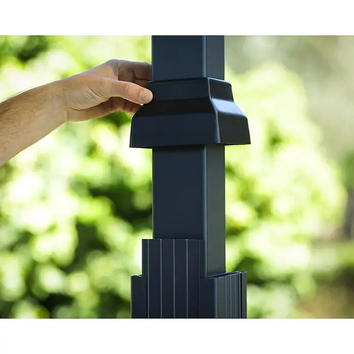 Palram – Canopia Carport Alpine - Medidas ext. (An x Pr): 3,59 x 6,49 m, Carport individual, Antracita - Mano ajustando la funda decorativa de un poste cuadrado negro.
