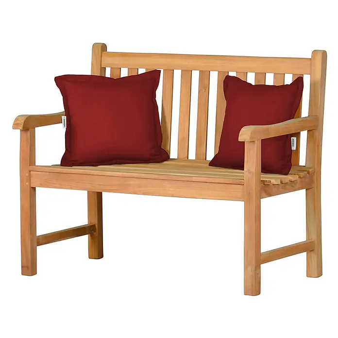 Kai Wiechmann Sitzauflage - bordeaux - Gartenbank aus Holz mit Lattenrücken und -sitz, dazu zwei dunkelrote Kissen.