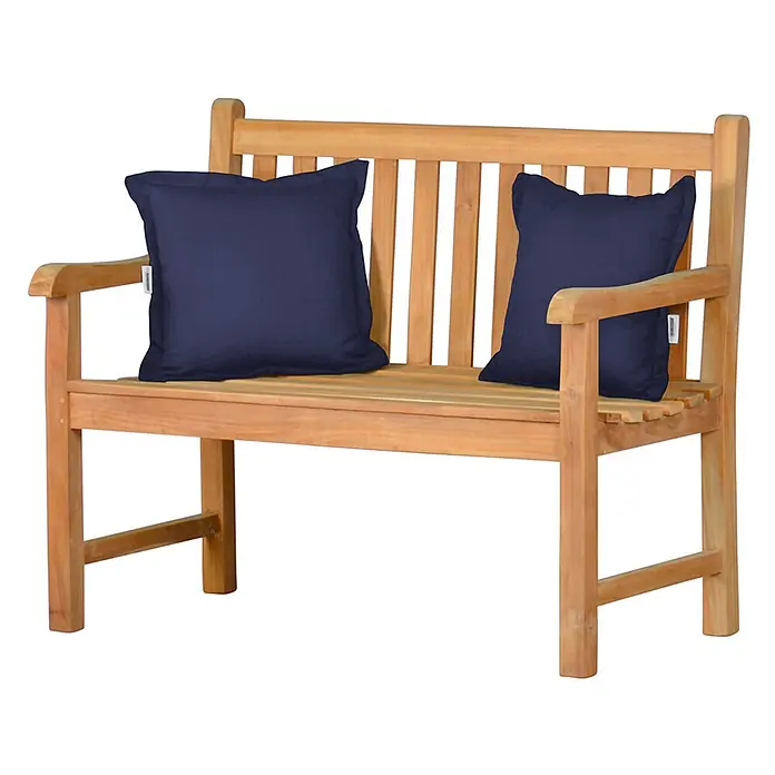 Kai Wiechmann Sitzauflage - Marineblau - Hellbraune Gartenbank aus Holz mit zwei dunkelblauen Kissen.