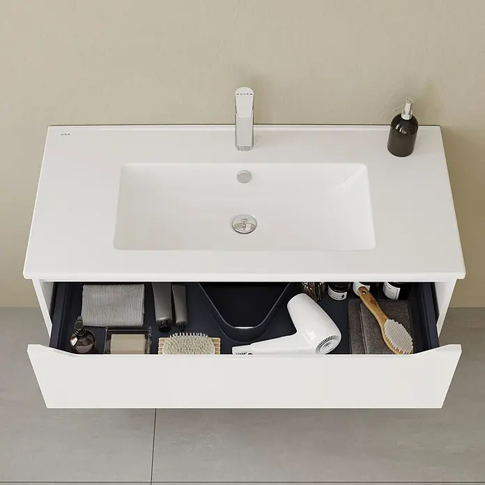 VitrA Integra Square Badmöbel-Set - Gesamtbreite Badmöbel: 100 cm, Weiß, Matt - Weißer Badschrank mit integriertem Waschbecken und teilweise offener Schublade mit organisiertem Badzubehör und einem Föhn.