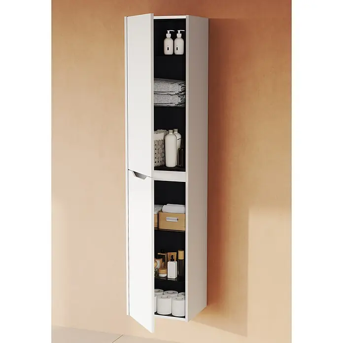 VitrA Integra Square Hochschrank - B x T x H: 40 x 37 x 180 cm, Weiß, Inklusive 4 Glaseinlegeböden, DIN Anschlag: Links - Hoher, weißer Badezimmerschrank mit geöffneten Türen, der schwarze Ablagen mit Handtüchern, Flaschen und Toilettenpapier vor einer erdigen Wand zeigt.