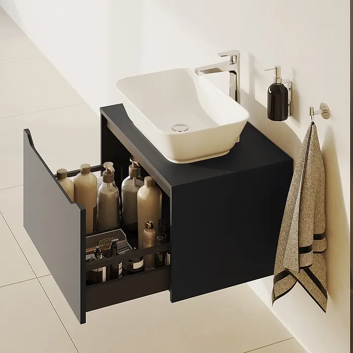 VitrA Integra Square Waschtischunterschrank Integra Square - B x T x H: 80 x 52 x 42 cm, Graphit - Dunkelgrauer wandmontierter Badunterschrank mit weißem rechteckigem Waschbecken und offener Schublade mit Toilettenartikeln.