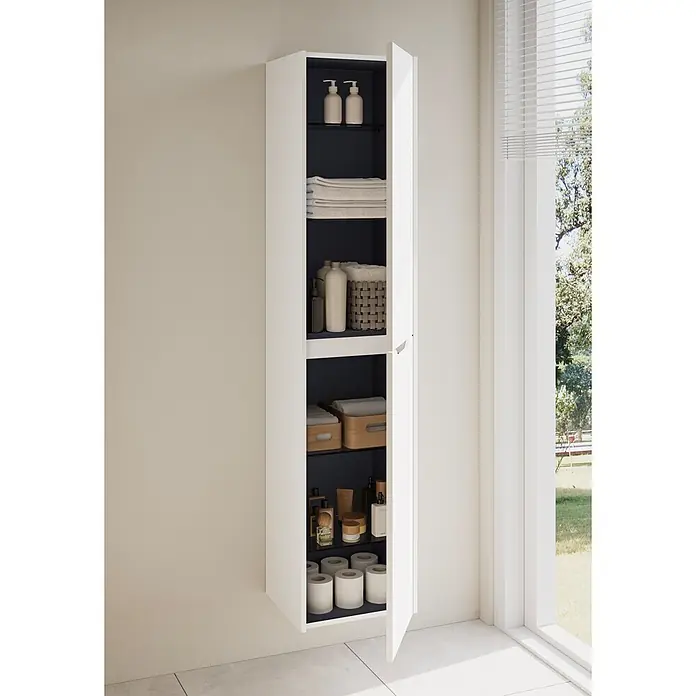 VitrA Integra Square Hochschrank - B x T x H: 40 x 37 x 180 cm, Weiß, Inklusive 4 Glaseinlegeböden, DIN Anschlag: Rechts - Hoher, weißer Wandschrank mit dunkelblauem Innenraum, gefüllt mit Handtüchern, Lotionen und Toilettenpapier. Die Tür ist leicht geöffnet.