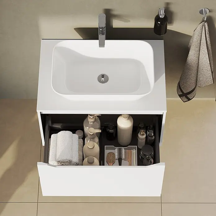VitrA Integra Square Waschtischunterschrank Integra Square - B x T x H: 80 x 52 x 42 cm, Weiß - Weißer Waschtisch mit Waschbecken und offener Schublade, organisiert mit Toilettenartikeln und Handtüchern, von oben gesehen.