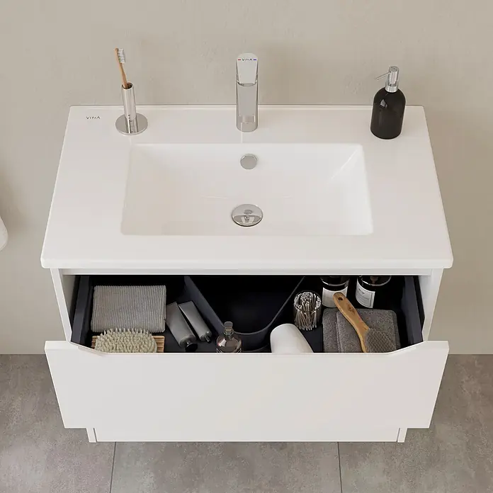 VitrA Integra Square Badmöbel-Set - Gesamtbreite Badmöbel: 80 cm, Weiß, Matt - Weißer Badezimmer-Waschtisch mit integriertem Waschbecken und offener Schublade mit organisierten Badartikeln.