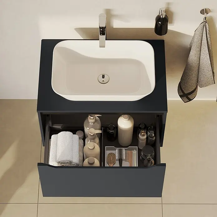VitrA Integra Square Waschtischunterschrank Integra Square - B x T x H: 80 x 52 x 42 cm, Graphit - Dunkelgrauer Waschtischunterschrank mit weißem Waschbecken, Chromarmatur und geöffneter Schublade mit Toilettenartikeln und Handtüchern.