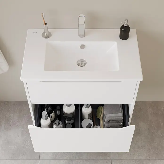 VitrA Integra Square Badmöbel-Set - Gesamtbreite Badmöbel: 80 cm, Weiß, Matt - Weißer Badezimmerschrank mit integriertem Waschbecken, Chromarmatur und geöffneter Schublade mit Utensilien.