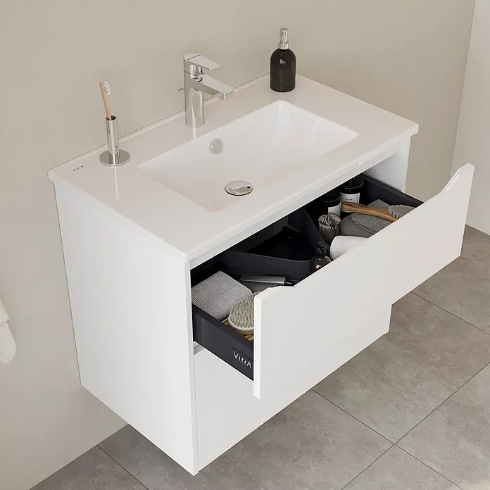 VitrA Integra Square Badmöbel-Set - Gesamtbreite Badmöbel: 80 cm, Weiß, Matt - Weißer wandmontierter Badunterschrank mit integriertem Waschbecken und offener Schublade mit Toilettenartikeln.
