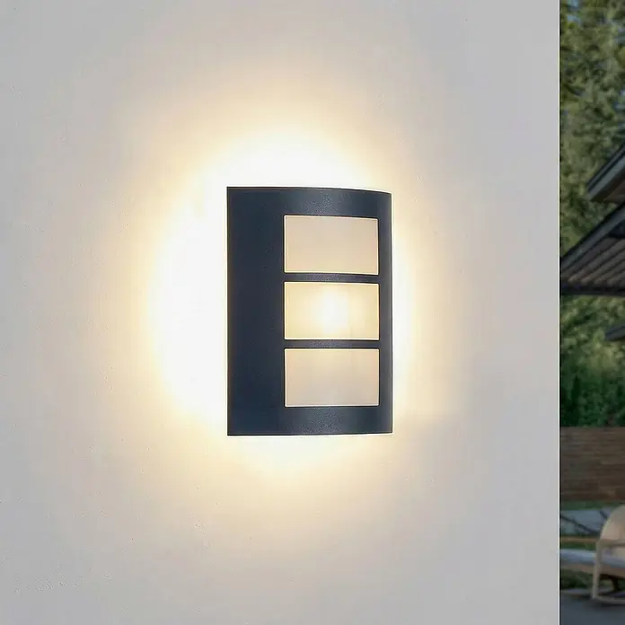 Lindby Außenwandleuchte Vimal - 9,5 x 23 x 26 cm, schwarz, schwarz, IP44 - Anthrazitfarbene Außenwandleuchte spendet warmes Licht nach oben, unten und durch drei rechteckige Diffusoren an einer Wand.