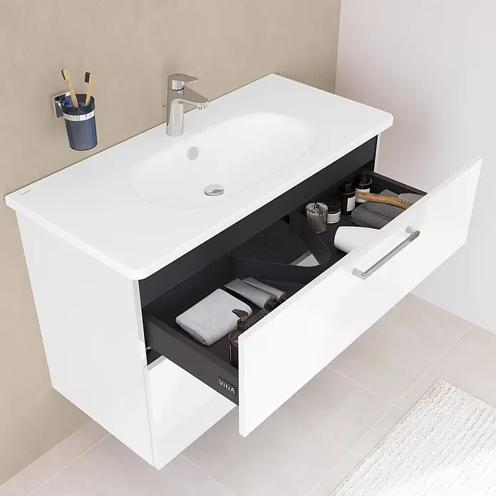 VitrA Badmöbel-Set Root Flat - B x T x H: 80 x 45 x 65 cm, Weiß, Hochglänzend - Weiße Badunterschrank mit integriertem Waschbecken und offener dunkelgrauer Schublade, die geordnete Toilettenartikel und Handtücher zeigt.