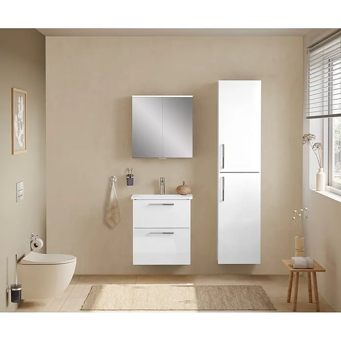 VitrA Badmöbel-Set Root Flat - B x T x H: 60 cm x 45 cm x 65 mm, Weiß, Hochglänzend - Weißer Badunterschrank mit Waschbecken, Spiegelschrank und hohem Stauraumschrank in einem modernen Badezimmer.